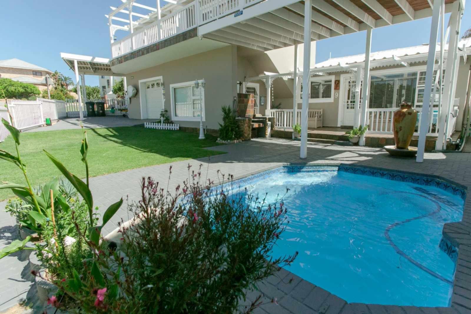 Surf 'n Sea - Spacious and beautiful Beachfront Holiday Home