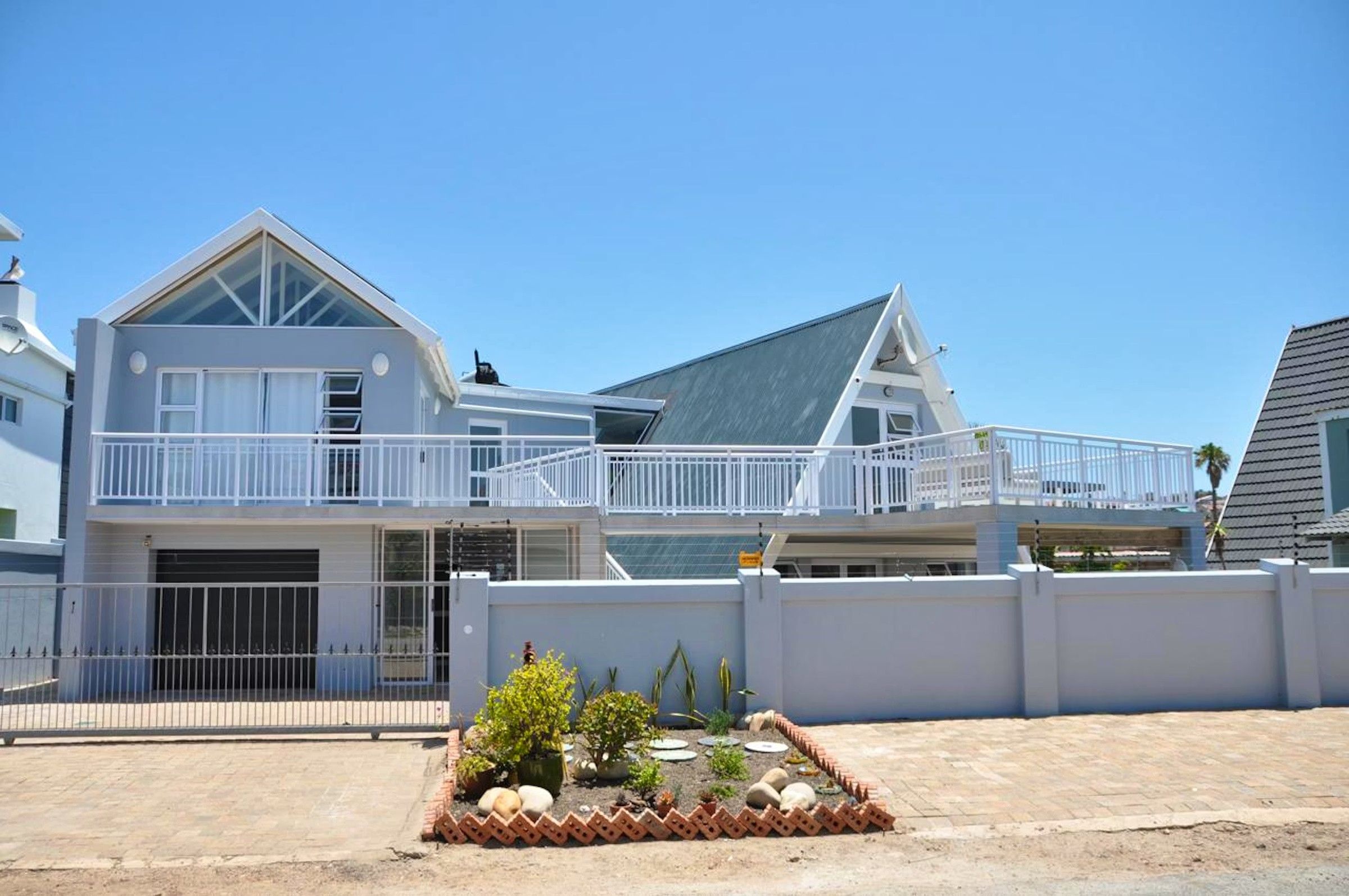 27 On Waterkant - Large, spacious family home close to beach