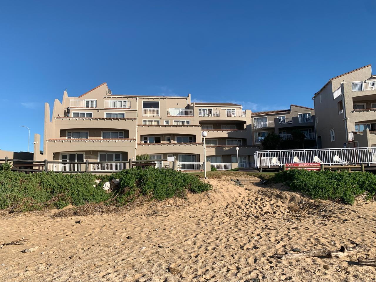 Villa Delfini U3 - 3 bedroom, seafront apartment in Jbay